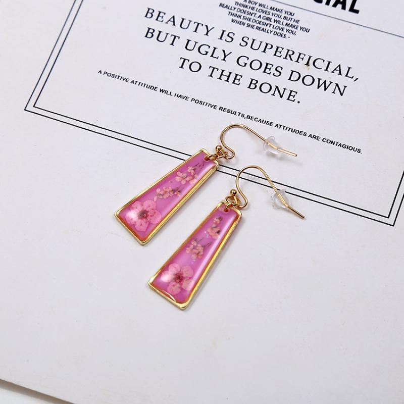 7:1 Rose Red Narcissus Lace Trapezoid Earrings