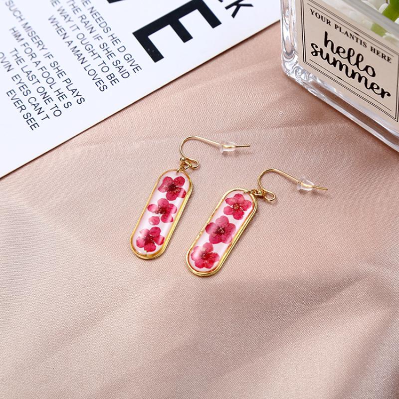 1:2 White background rectangular round head red daffodil eardrop