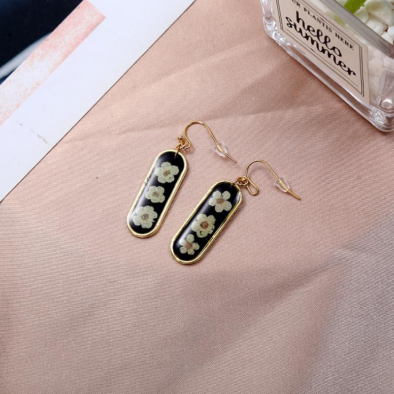 9:10 long Square round head white daffodil eardrop with black background