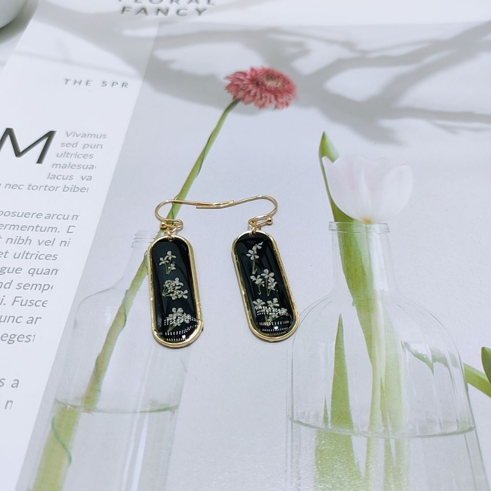 11:White lace with black background