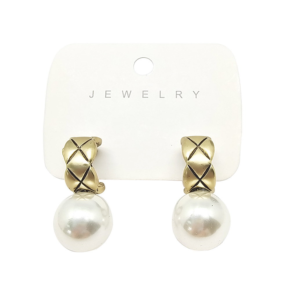 1:C- shaped pearl earrings (card not included)