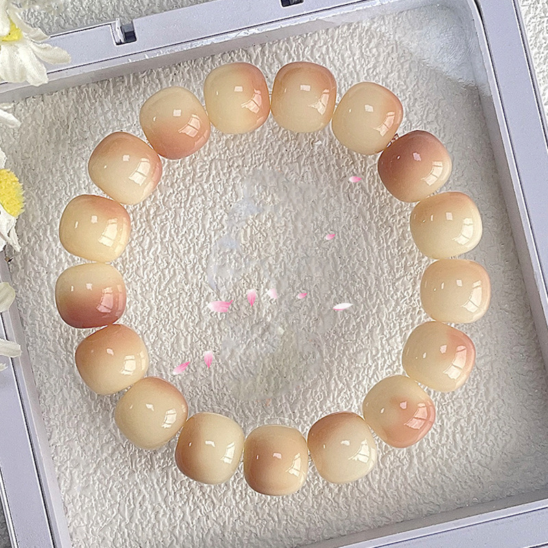 24:The peach blossoms are shallow