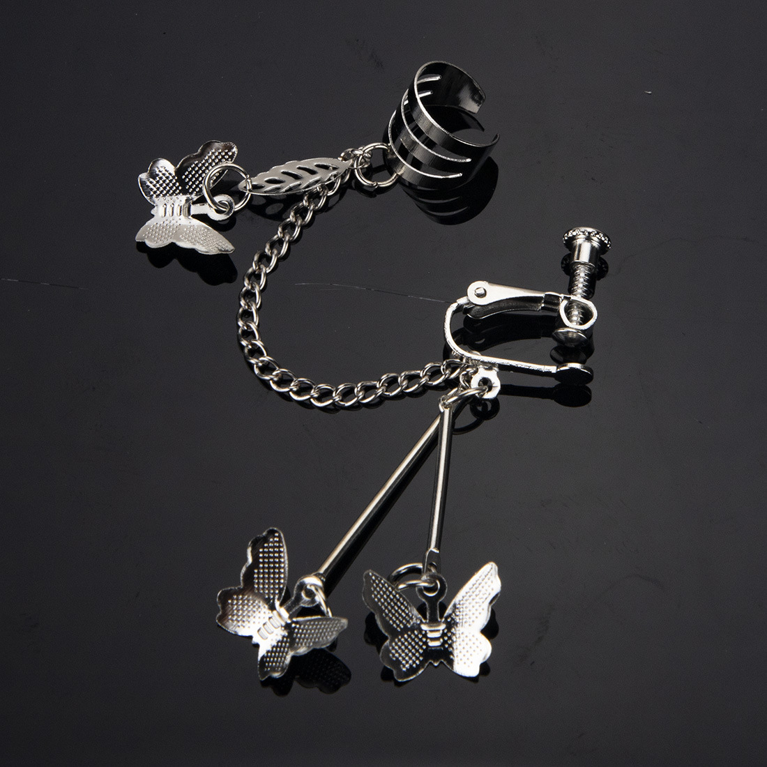 4:A pair of ear clips