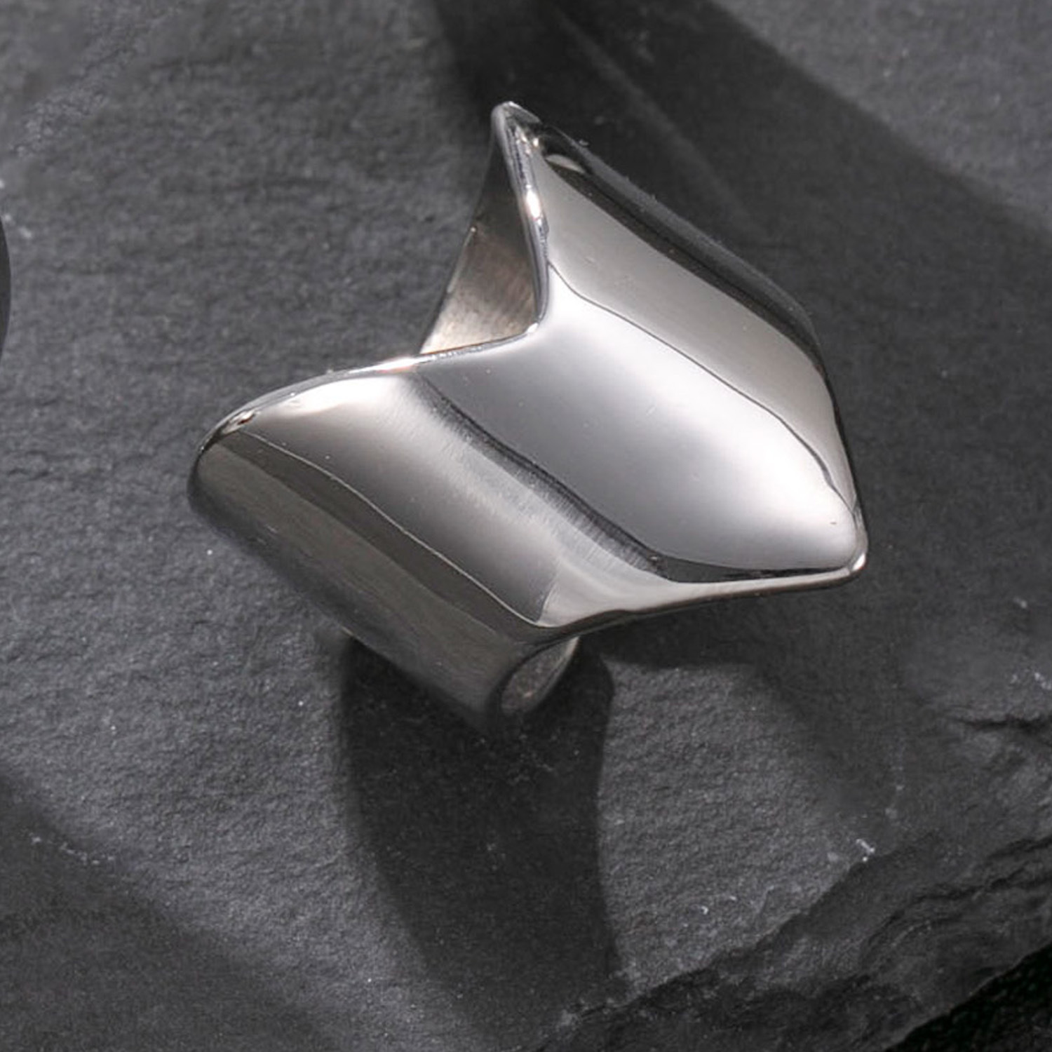 V-shaped opening ring