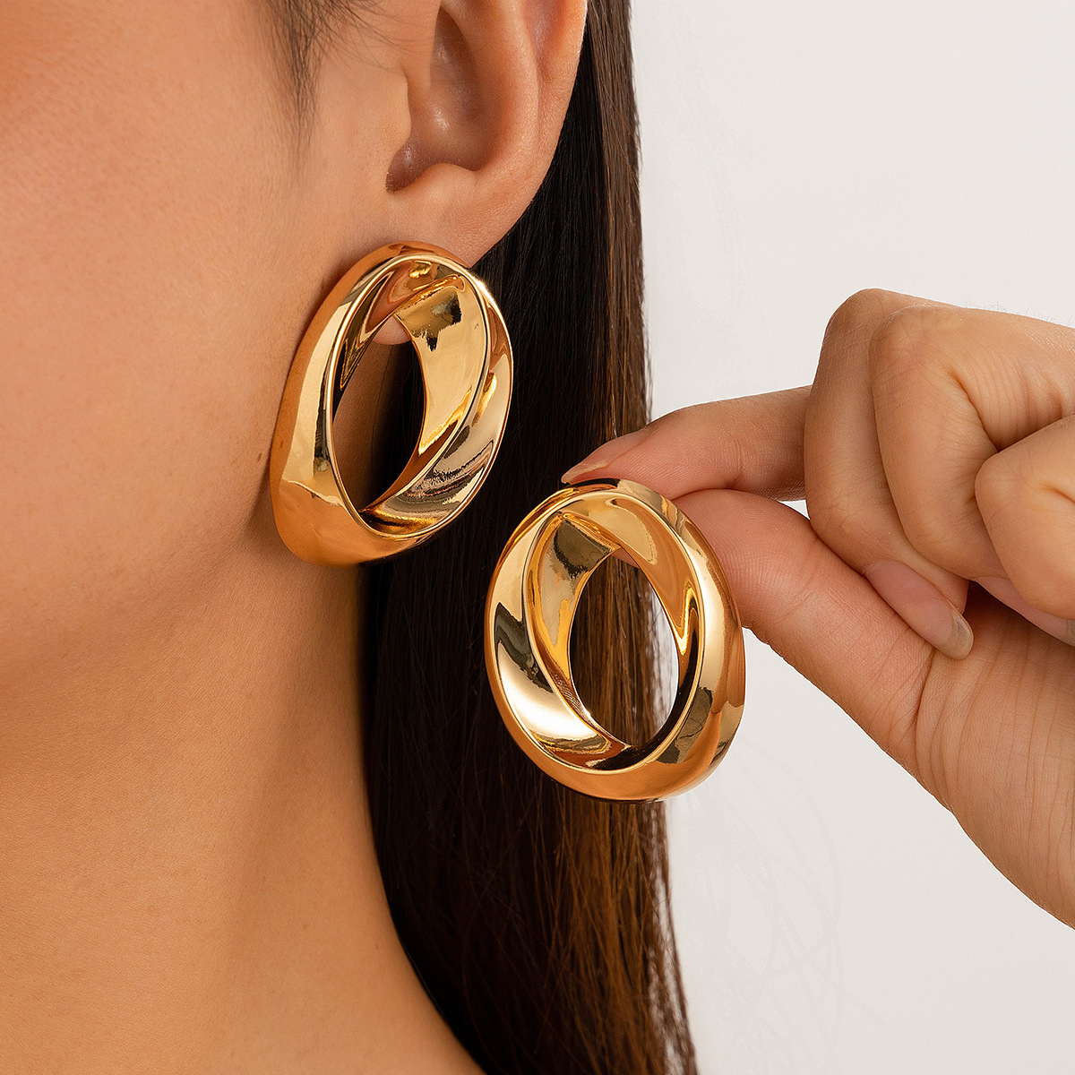 3:Stud Earrings Gold