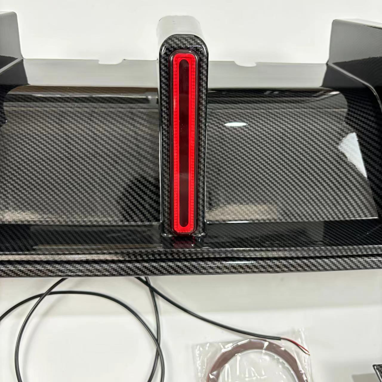 Vertical strip light back lip full carbon