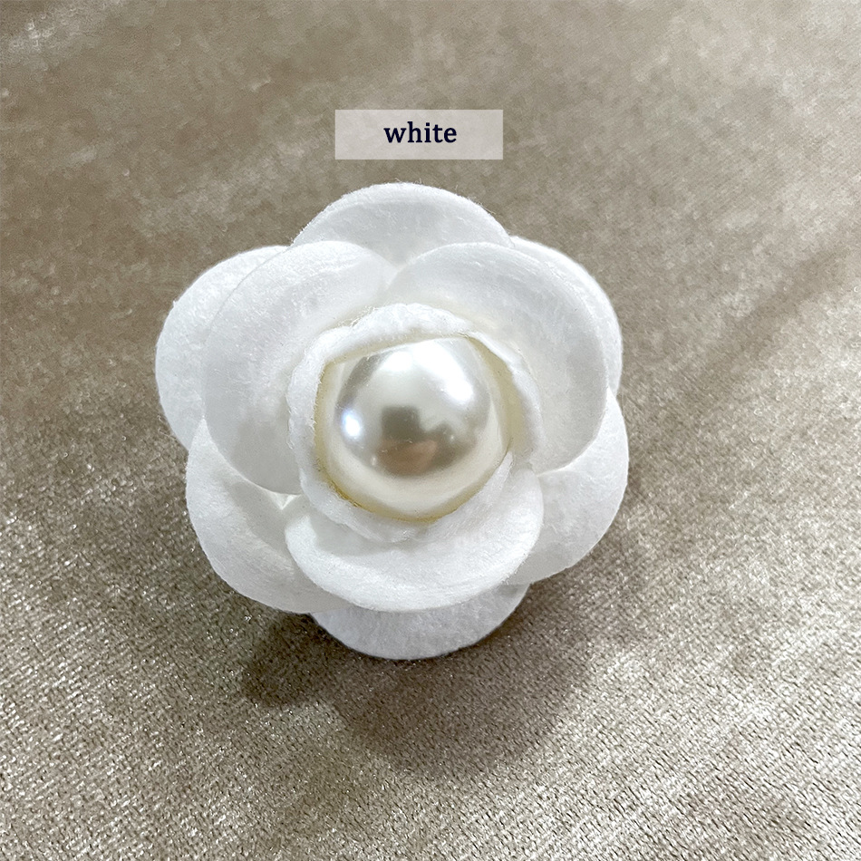 6:0917 white brooch