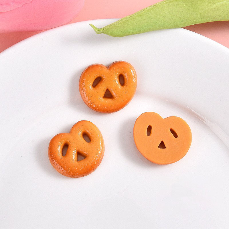 Heart-shaped green biscuits Cookie baking biscuits