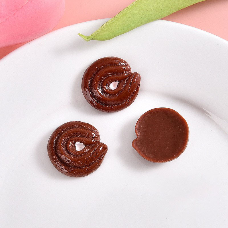 Heart-shaped brown biscuits Cookie baking biscuits