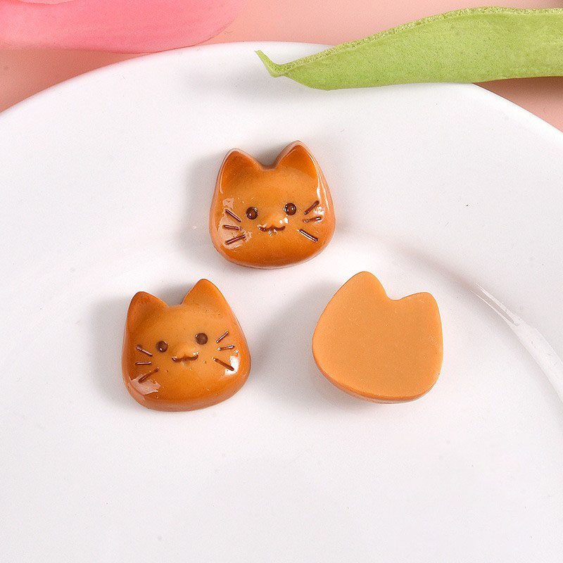 The cat's face is light brown Cookie baking biscui