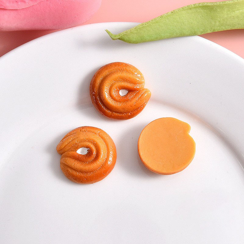 15:Heart-shaped yellow biscuit