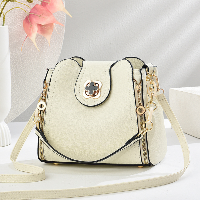 Four leaf clover off-white