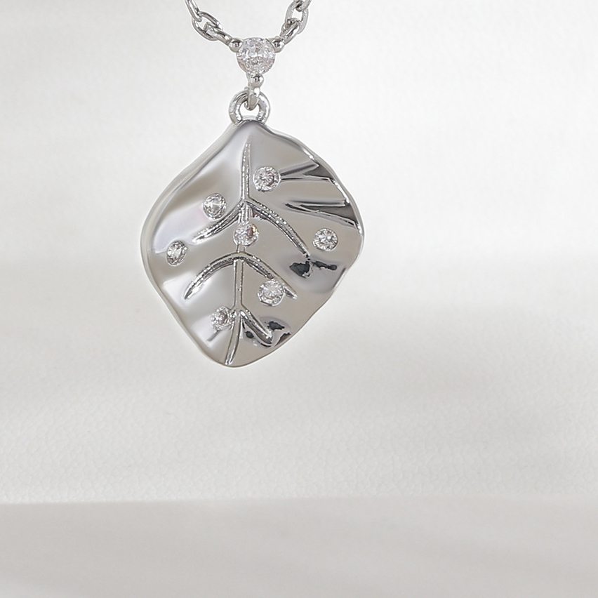 4:White gold pendant