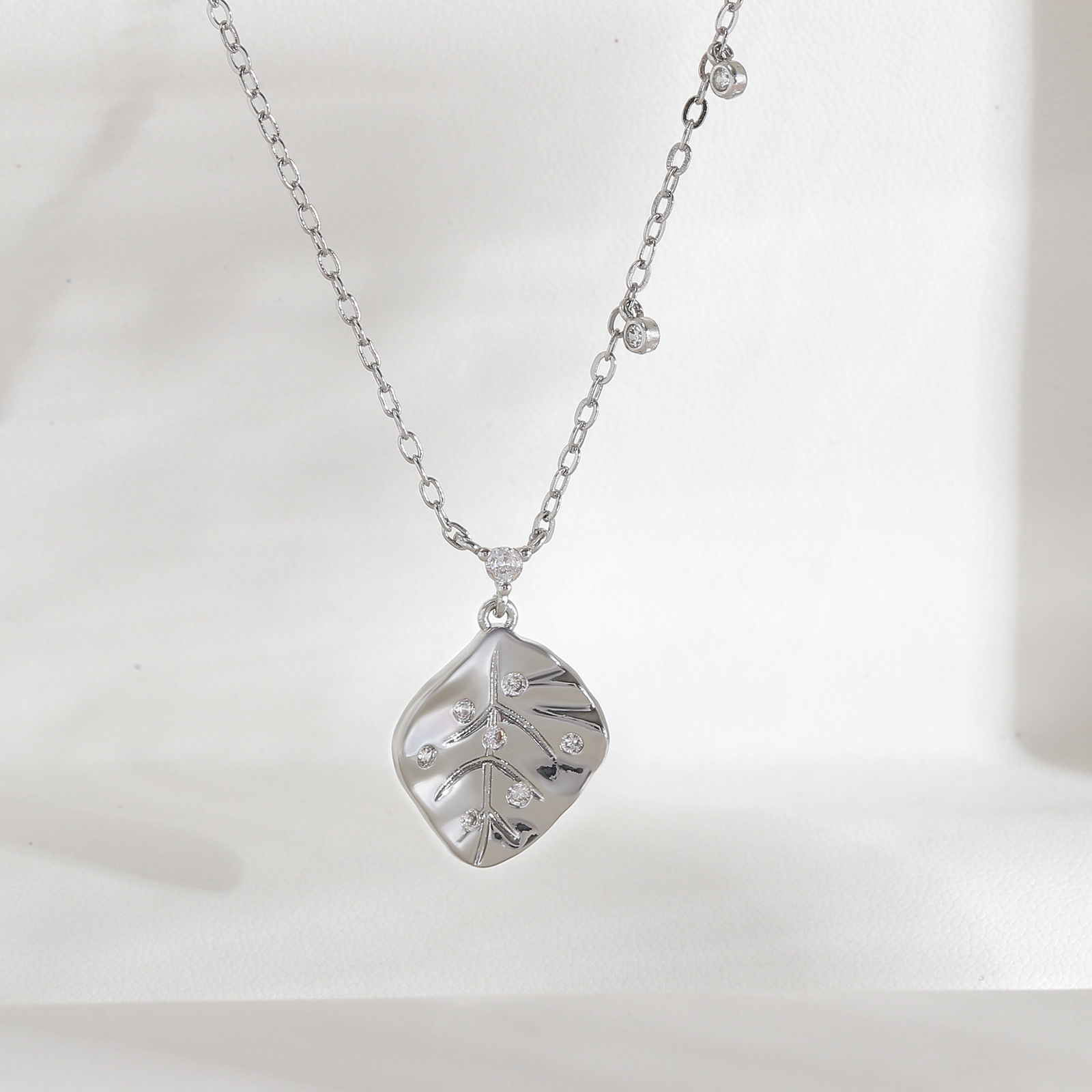 2:White gold necklace