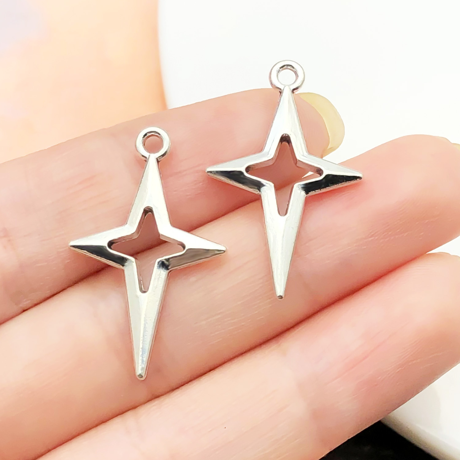 4:16048-1 ancient silver zinc alloy large hollow cross four-pointed star 15x25-1.2g