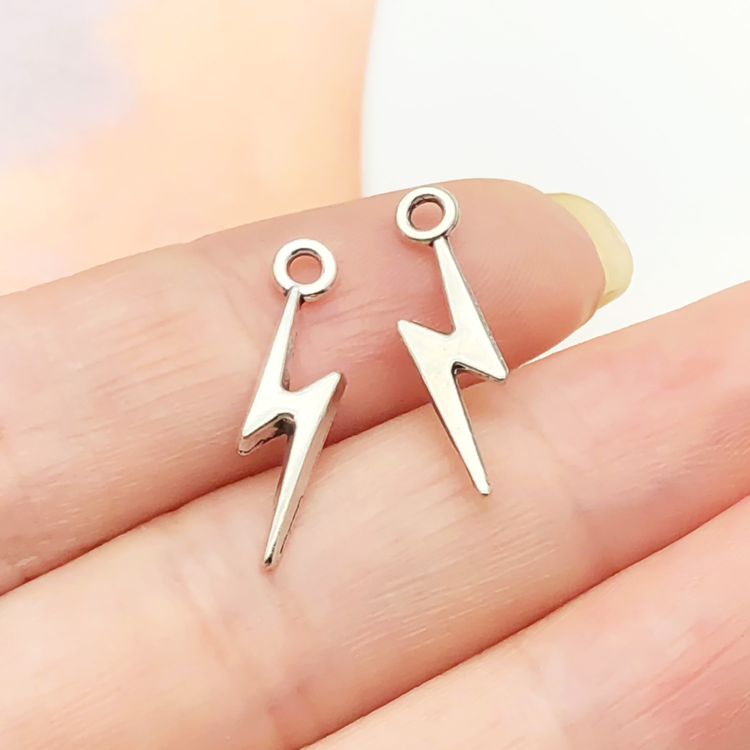 18:22345-1 ancient silver zinc alloy small lightning 20x5mm-0.4g