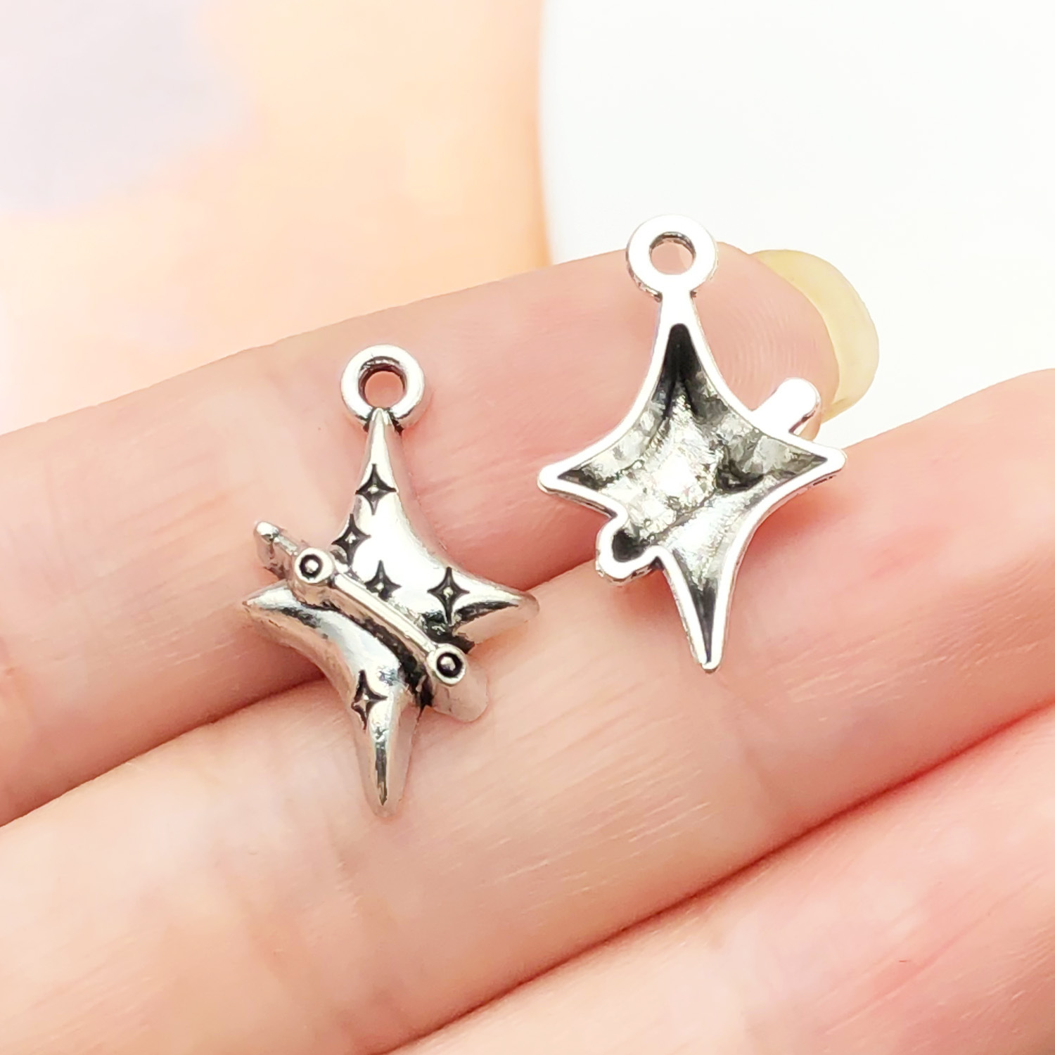 19:22338-1 ancient silver zinc alloy four-pointed star cross 20x13mm-0.9g