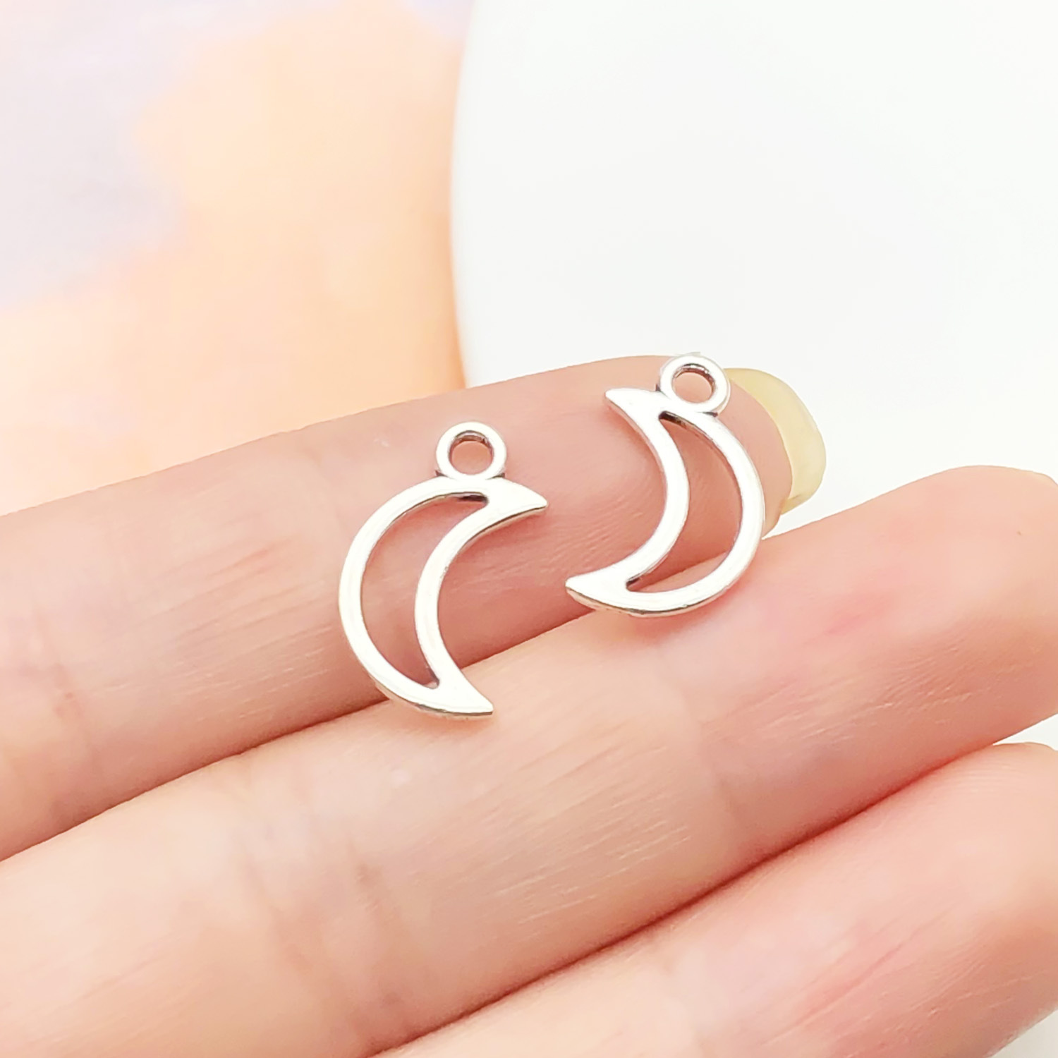 21:21505-1 ancient silver zinc alloy moon 15x9mm-0.4g