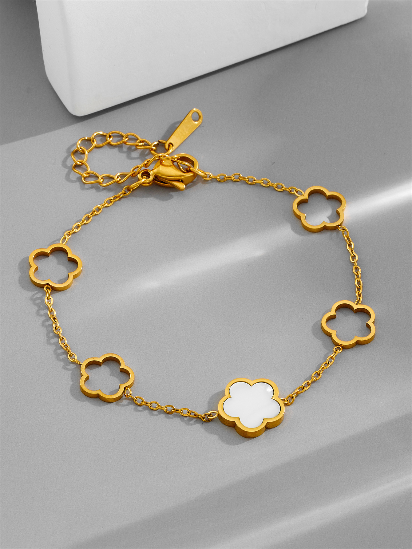 white shell coquille blanche