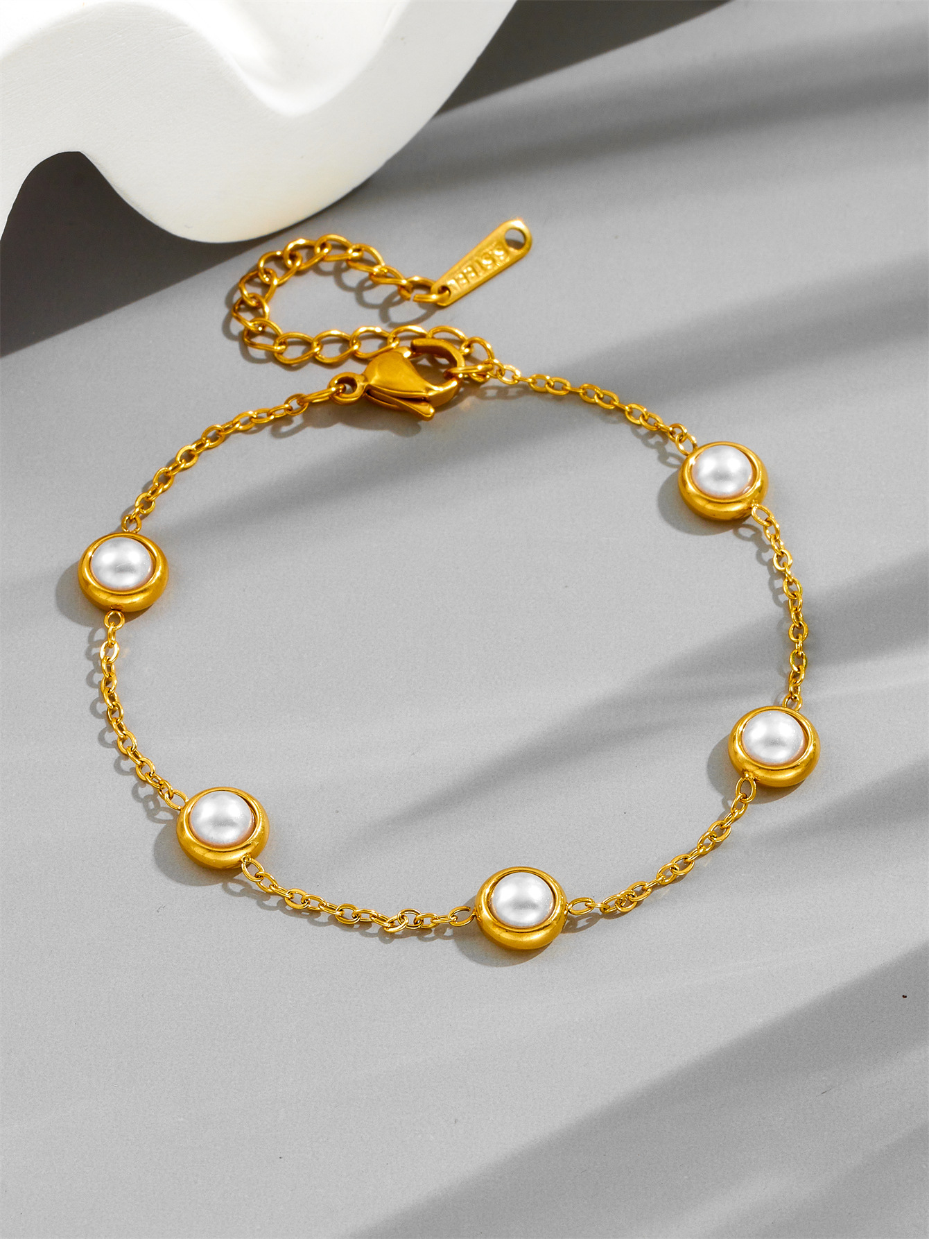 2:White pearl bracelet