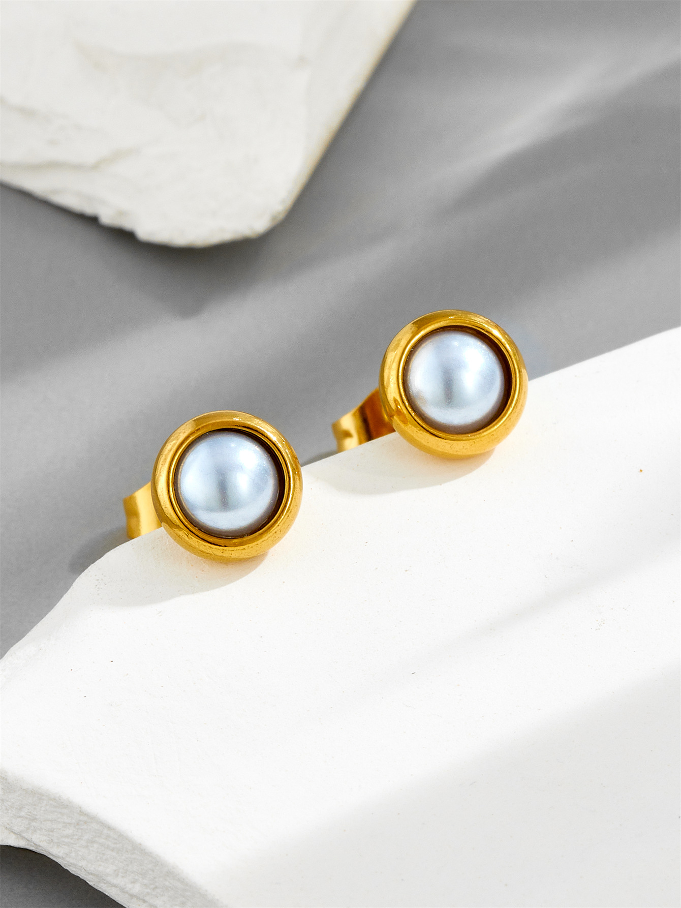 3:White pearl stud earrings