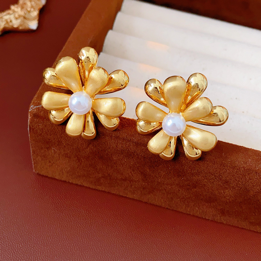 1:gold-white pearl ear clip (real gold plating)