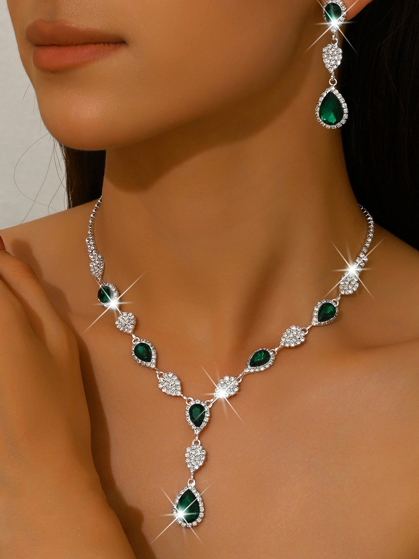 4:1662 green necklace earrings