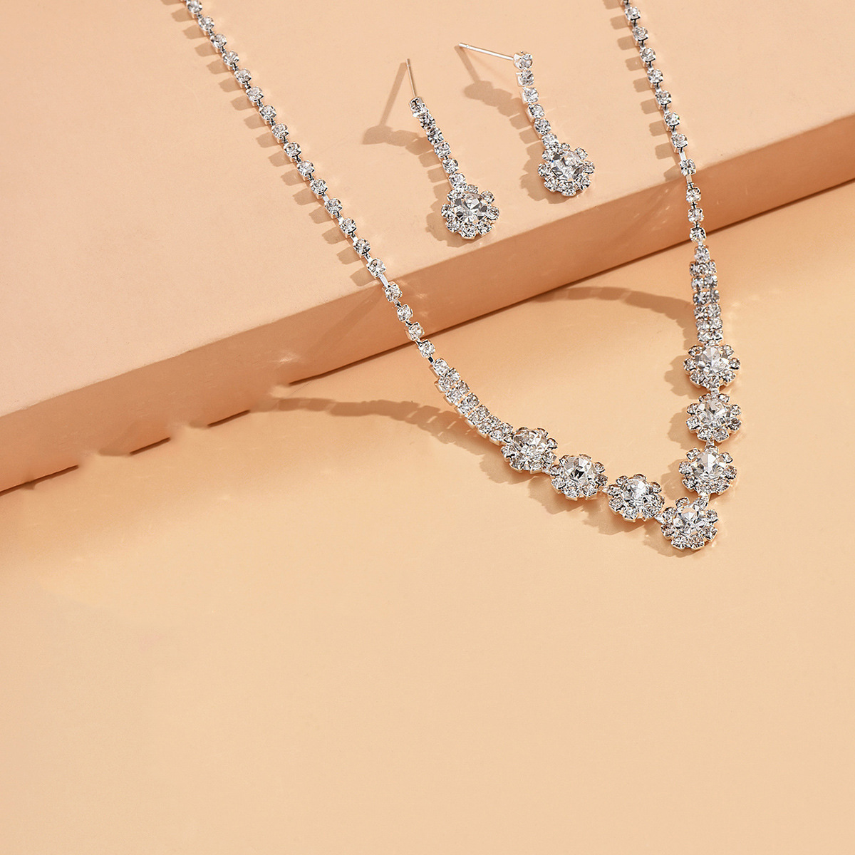 9:I/ silver white necklace and earrings two-piece set