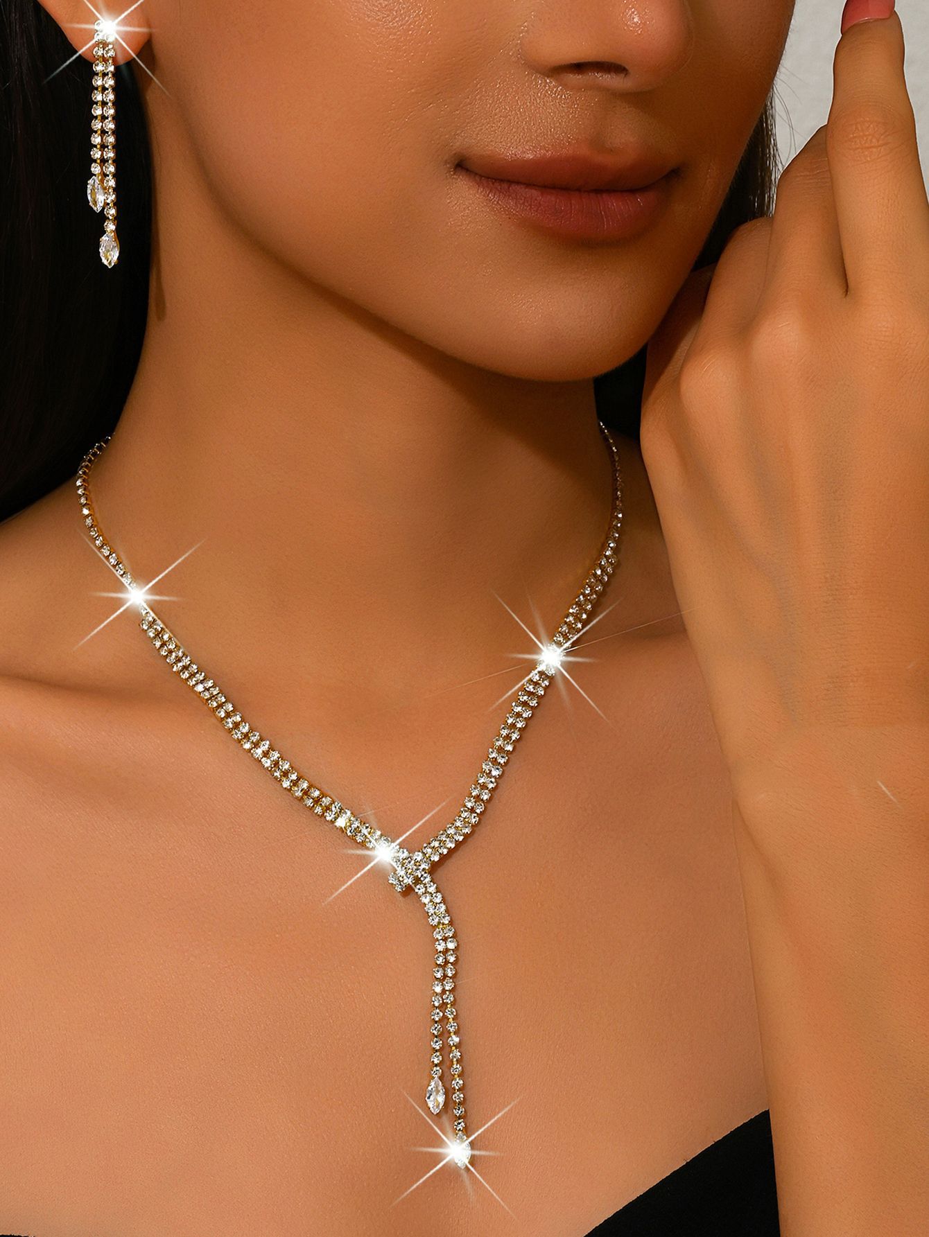 5:E gold necklace earrings