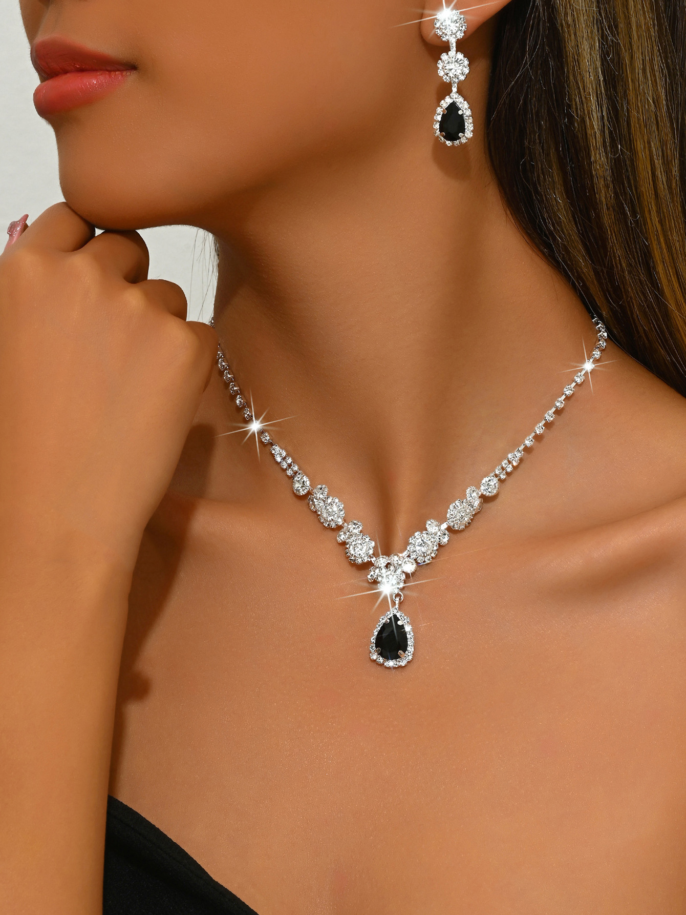 11:1544 silver black necklace earrings