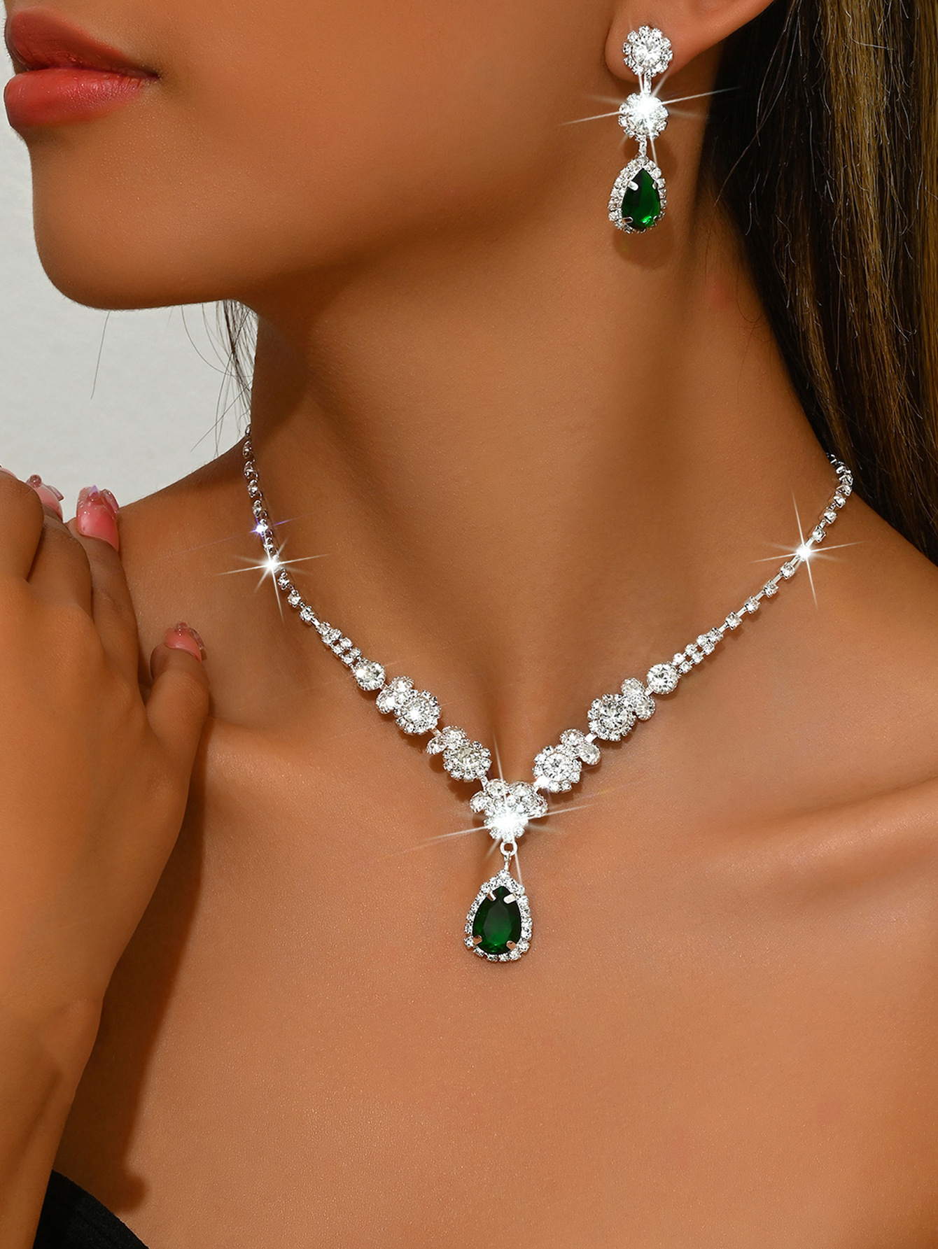12:1544 silver green necklace earrings
