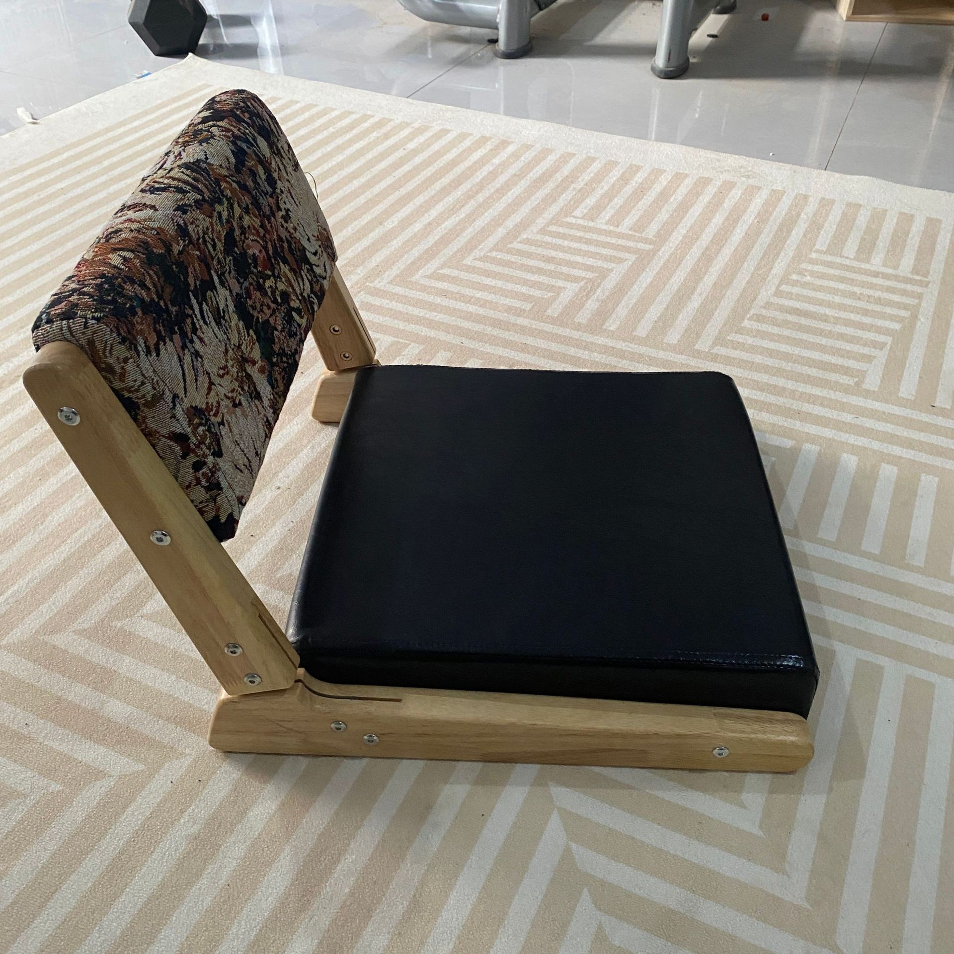 Foldable - wax leather black   wood color base