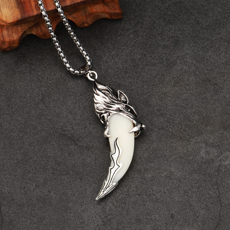 Pointed Wolf teeth [Snake bone chain]