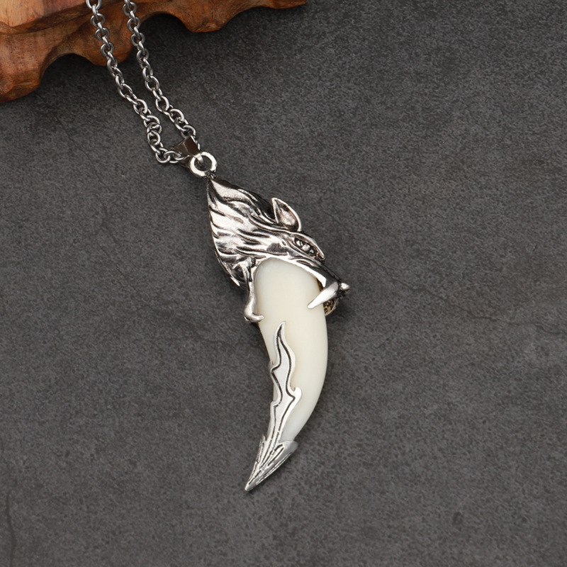 Pointed Wolf tooth [O-shaped chain]