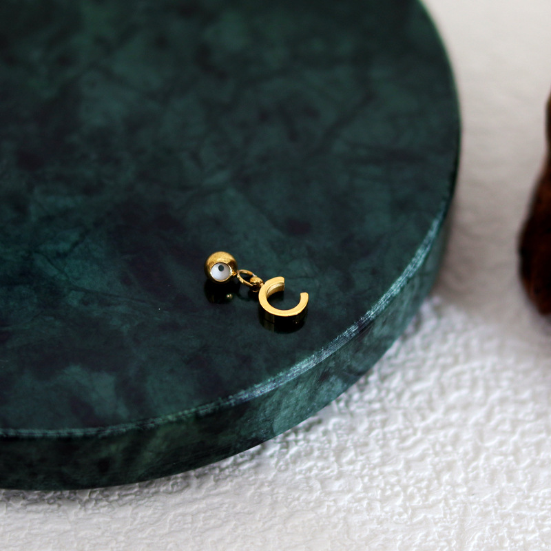 5:Letter Pendant (C)