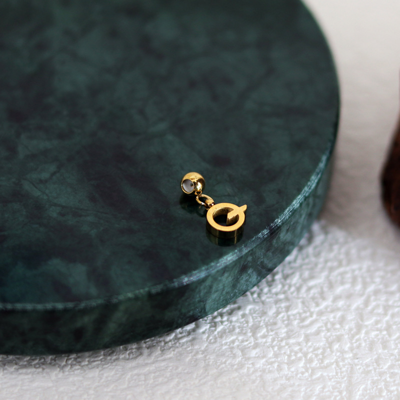 19:Letter Pendant (Q)