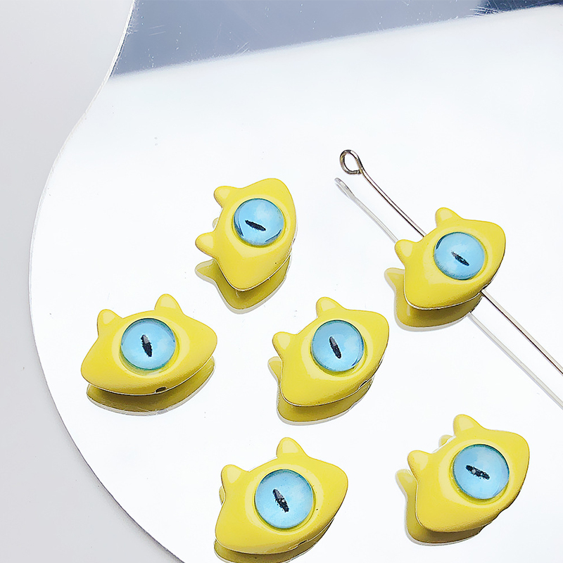 7:07 /11x15mm/yellow one-eyed little monster (1)
