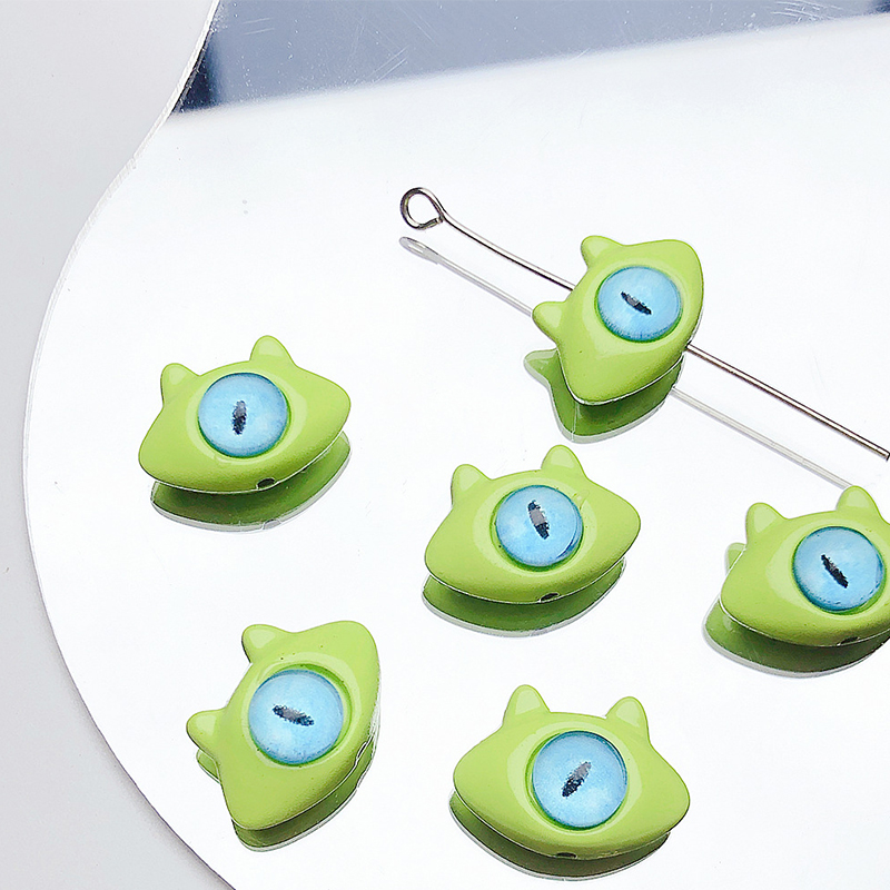 8:08/11x15mm/green one-eyed little monster (1)