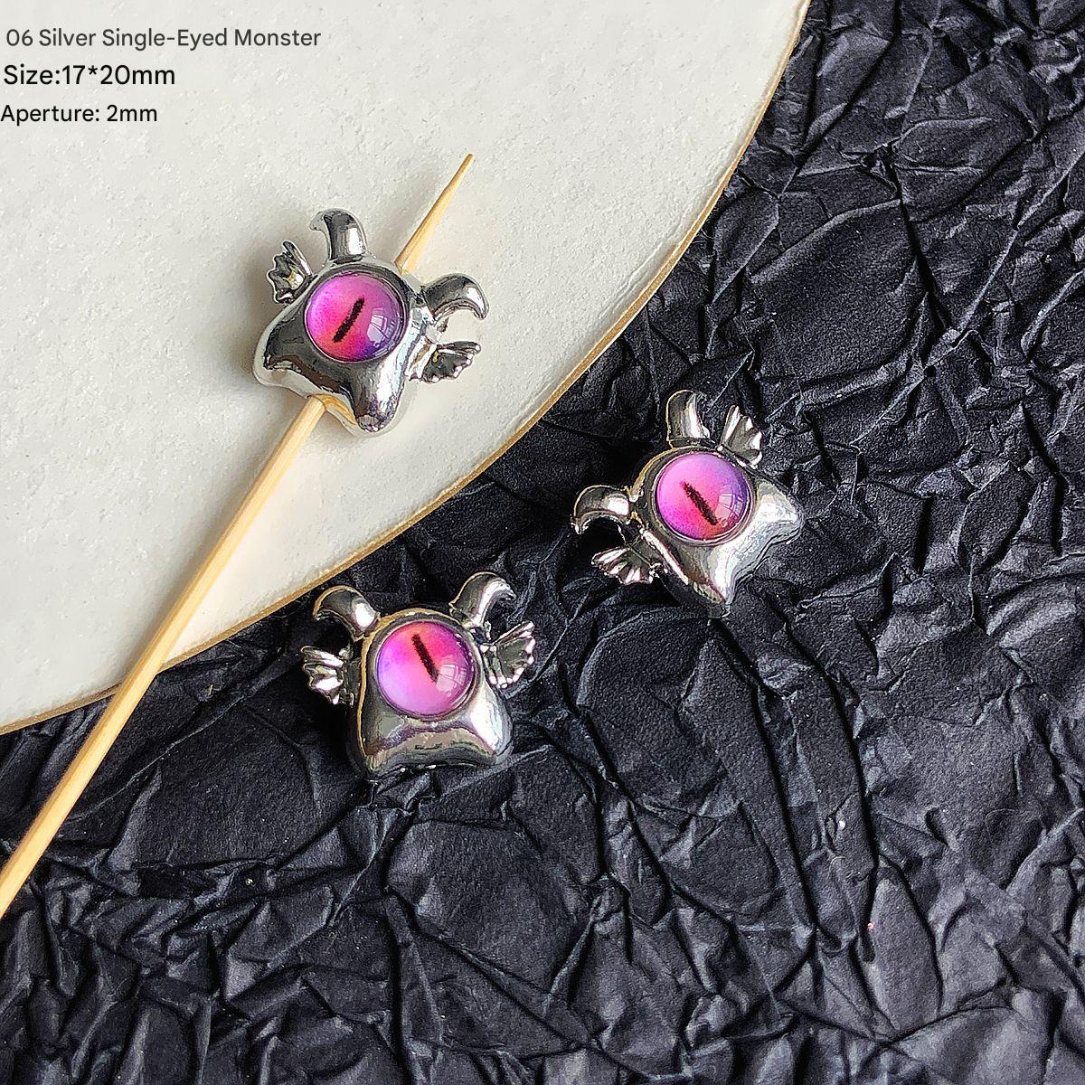 6:06 /17x20mm/silver one-eyed little monster (1)
