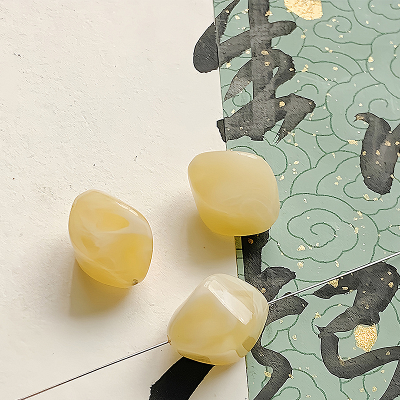 17:17 /15x17mm/models Milky White irregular (4pcs)