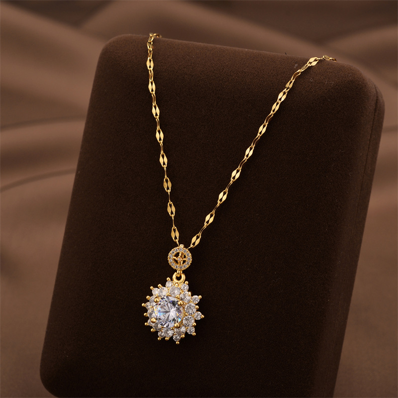 1:X8992-Golden lip chain