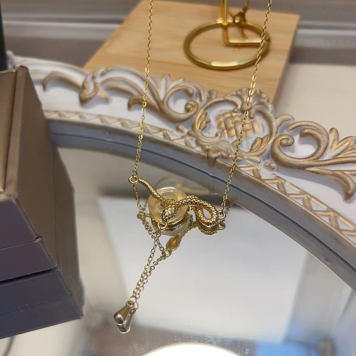 1:9312-golden snake peace buckle necklace