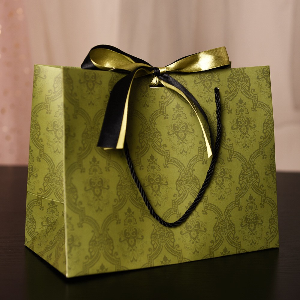 3:wiGucci greenth light green and black ribbon; white cardboard; small size36*25*12cm