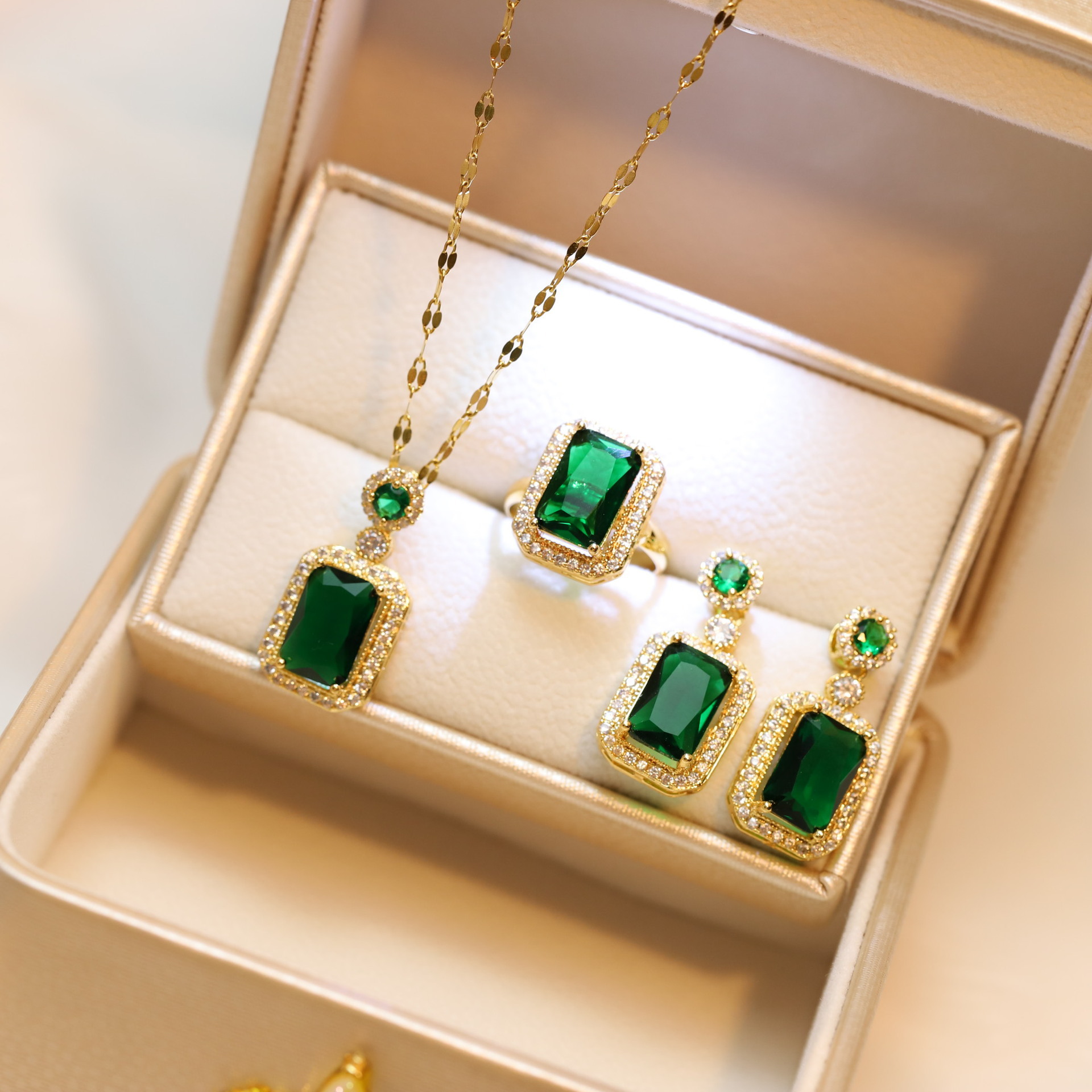 1:green jewelry three-piece set
