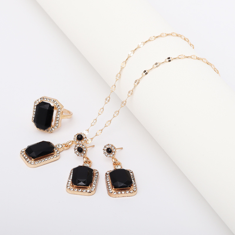 3:Black jewelry three-piece set