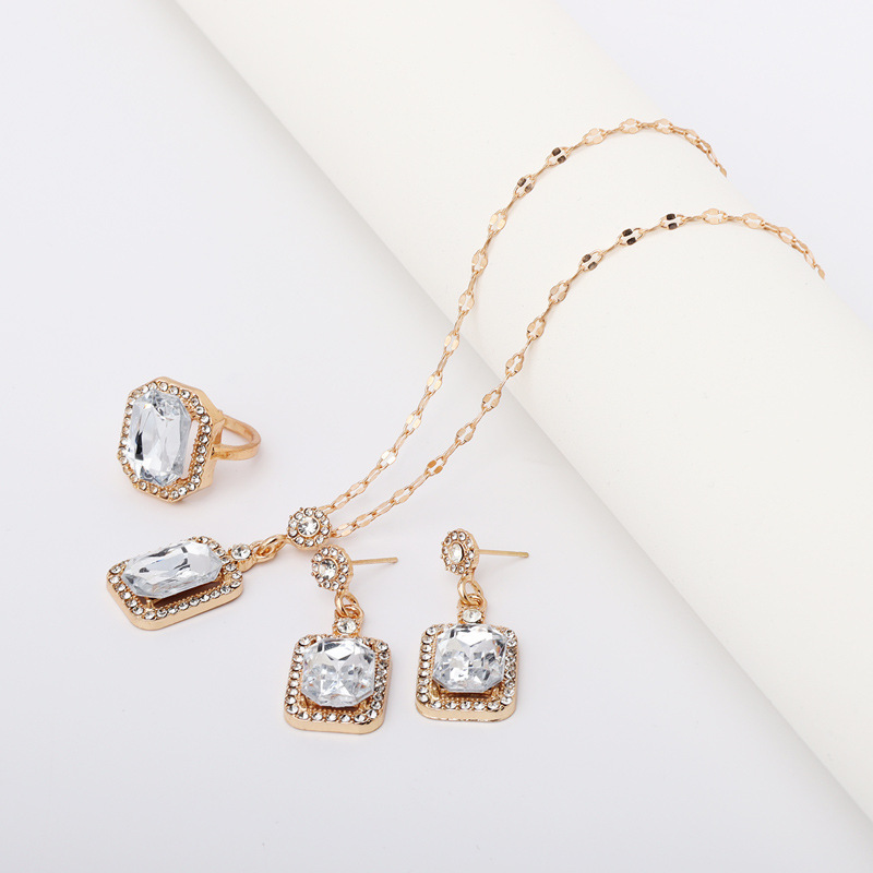 4:White jewelry three-piece set