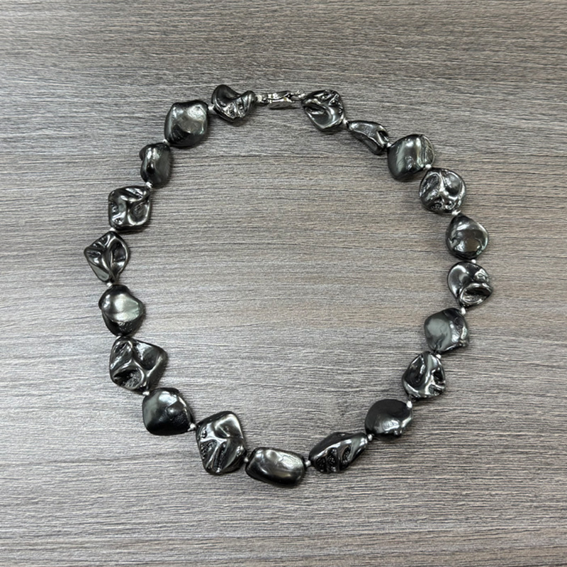 dark gray [ingot buckle]]