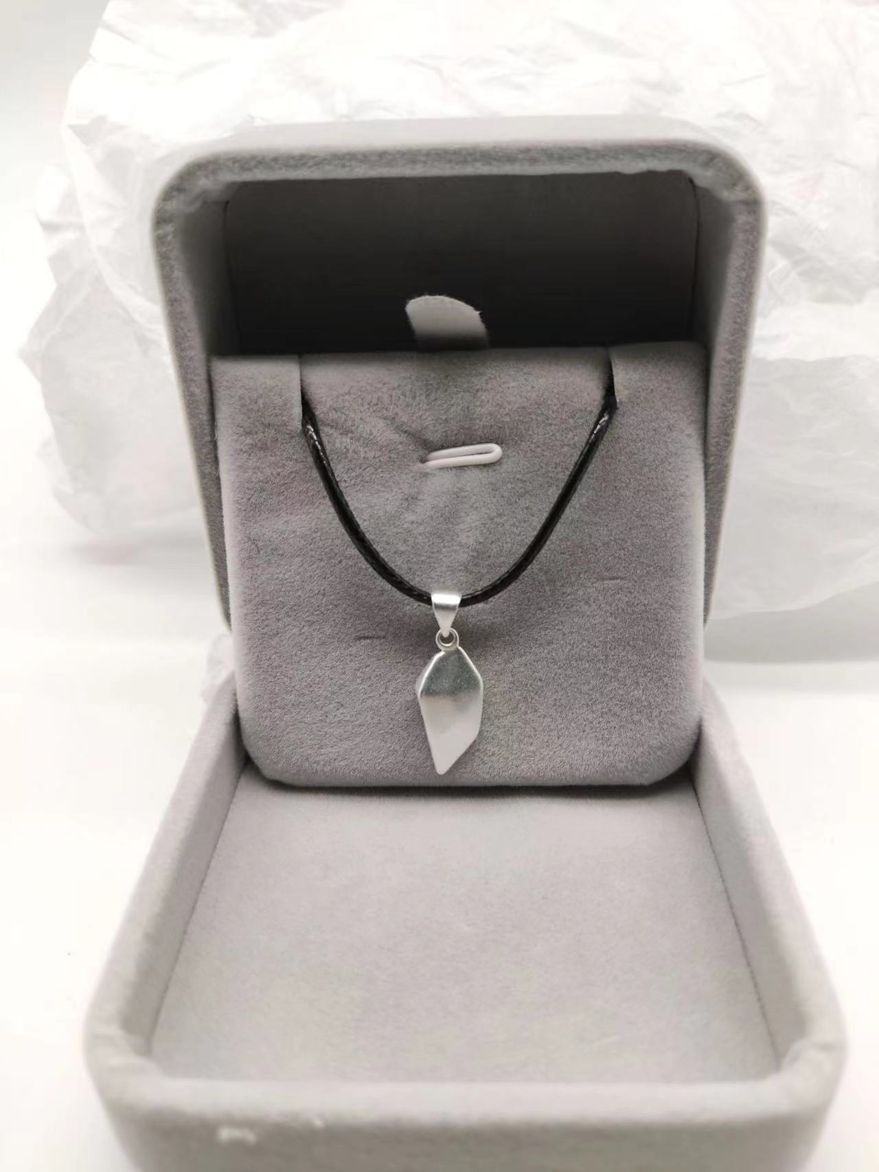 3:Black Rope White Pendant (Tongdu Electric White)