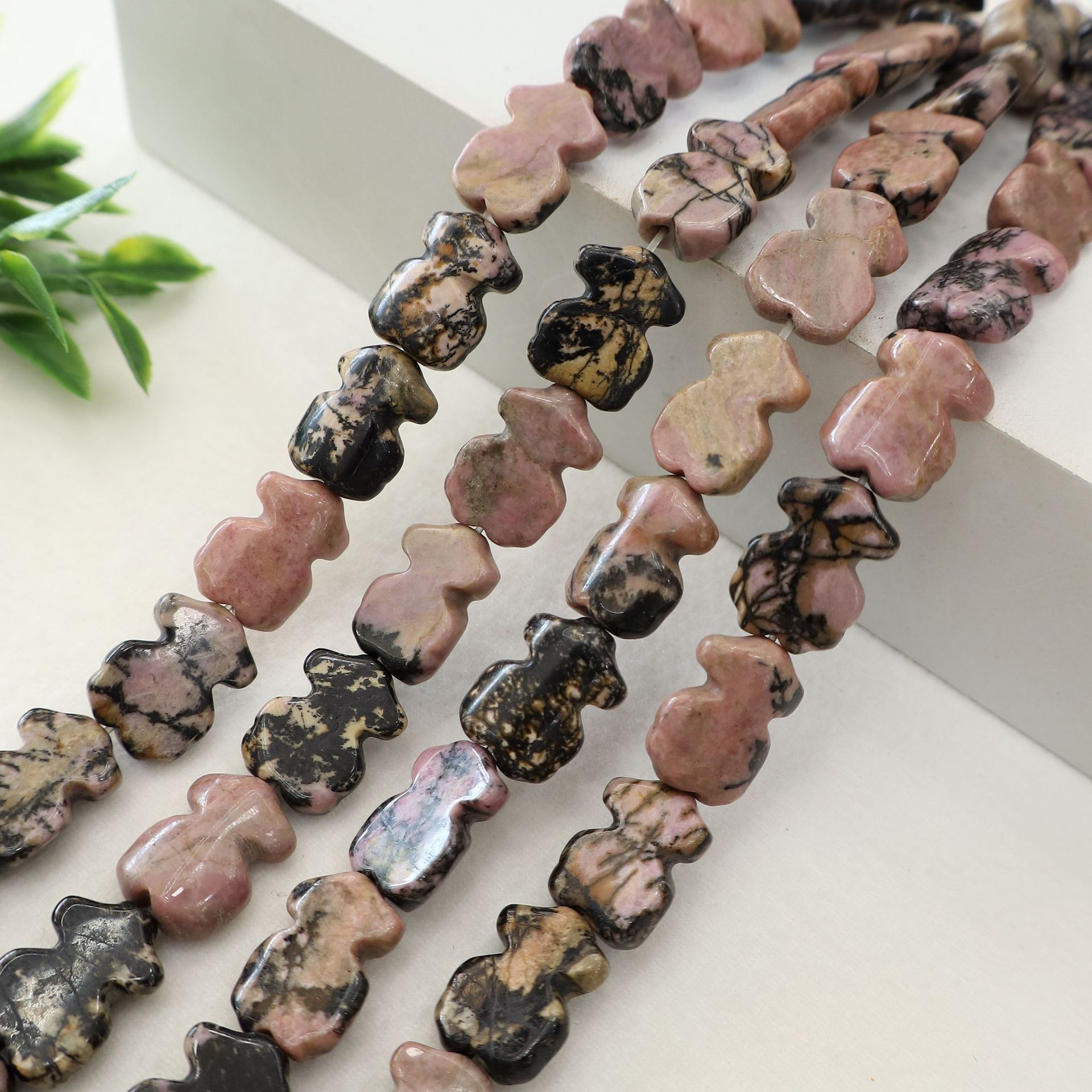 6:Black lines and red s