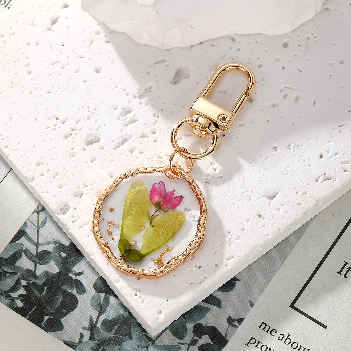 1:Irregular green leaves and rose flowers